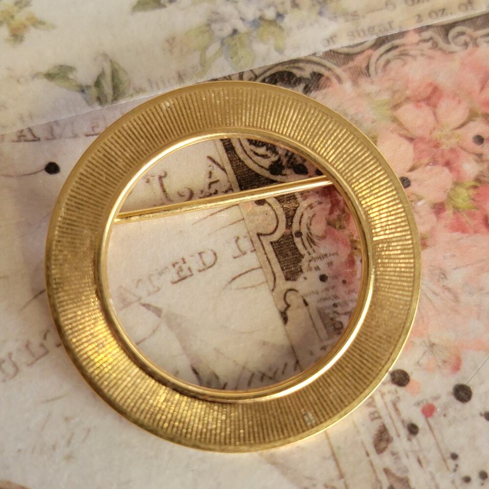 Vintage Gold Circle Brooch Pin Textured Mid-Century Classic Round Jewelry
